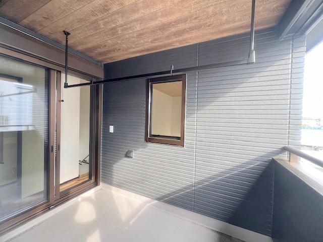 ◎高座郡寒川町小動　新築戸建のバルコニー|インナーバルコニーは天候を気にせずに洗濯物を干すこともでき、プライベート空間としてもお使いいただけます☆