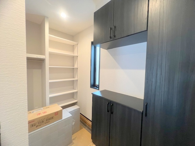 ◎高座郡寒川町小動　新築戸建の玄関|玄関横にゆったりとした広さの土間収納付き☆仕切り棚付きで整理のしやすい仕様になっています♪