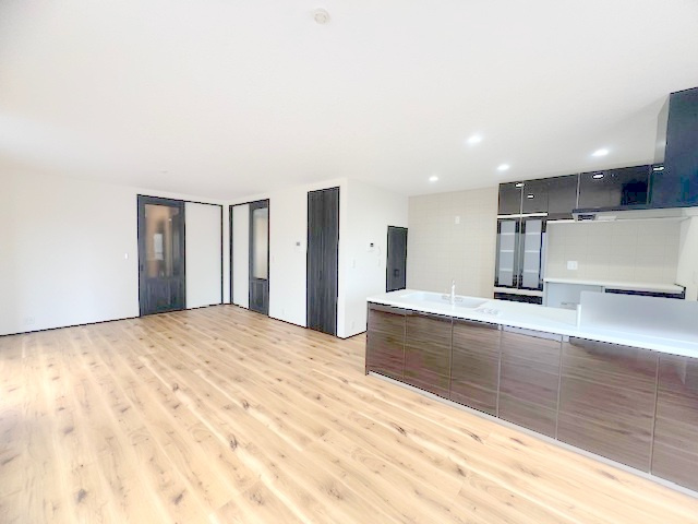 ◎高座郡寒川町小動　新築戸建の居間・リビング|広々としたリビングは20帖あり、リビングとダイニングの使い分けもしやすく機能的なリビングスペースです◇