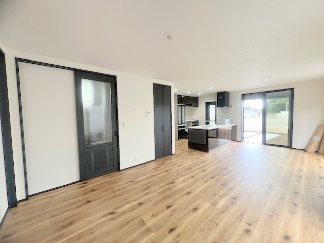 ◎高座郡寒川町小動　新築戸建の居間・リビング|リビングにいるご家族を感じながら、お料理ができるカウンターキッチン☆自然とご家族がキッチンに集まります♪