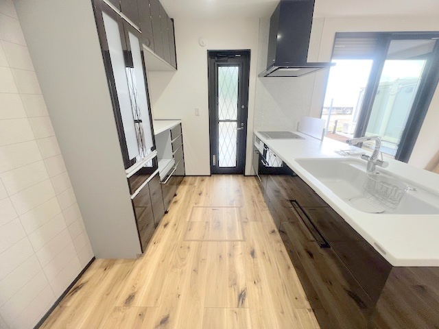 ◎高座郡寒川町小動　新築戸建のキッチン|備え付けの食器棚付きで、統一感のあるキッチン設備になっています◇