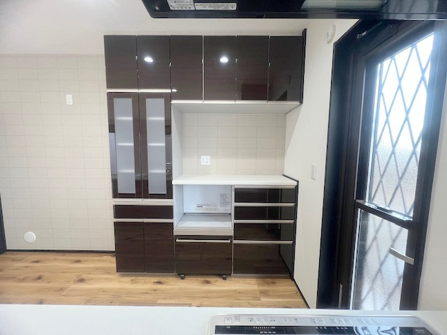 ◎高座郡寒川町小動　新築戸建のキッチン|吊戸棚付きで、普段使いのない調理器具や調理道具などの収納にも便利です◇