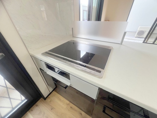 ◎高座郡寒川町小動　新築戸建のキッチン|お手入れのしやすいIHクッキングヒーター☆吹きこぼれなども負担になりません♪