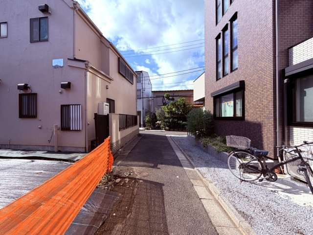 【前面道路含む現地写真】 | 板橋区板橋４丁目　売地　B区画 | 落ち着いた道路に面しているので快適な暮らしを送れますね