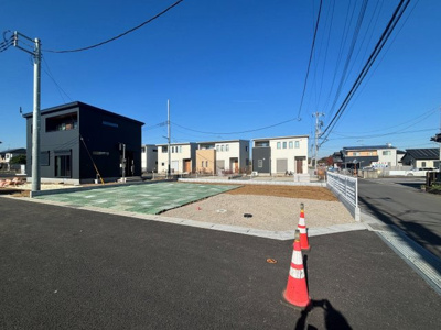 【前面道路含む現地写真】 | 【真鍋第2期　現地外観】
※令和7年11月時点