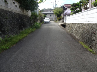 【前面道路含む現地写真】 | 川西市緑が丘1丁目　建築条件無土地