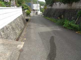 【前面道路含む現地写真】 | 川西市緑が丘1丁目　建築条件無土地