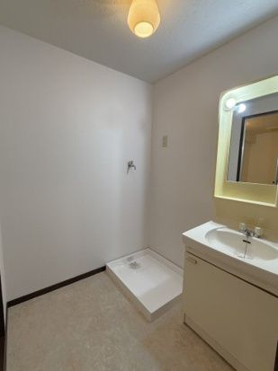 ライフステージ川間の洗面所|コンパクトで使いやすい洗面所