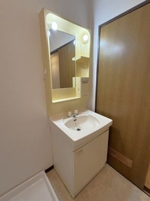 ライフステージ川間の独立洗面台|独立洗面台で身支度をすべて済ませてしまいましょう