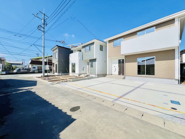 高崎市上小鳥町の前面道路含む現地写真|間口も広く駐車も楽々♪