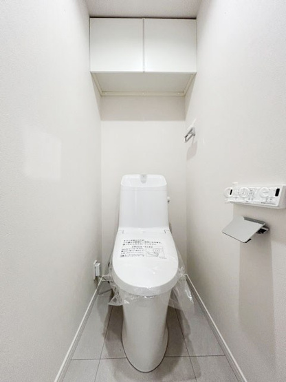 【トイレ】 | アールヴェール荻窪北 | 上部に収納を備えたトイレです。自宅の中でも最もプライベートな空間だからこそ、ほしい「落ち着き」がここにあります。～即日のご見学可能～　お問合せはお気軽にどうぞ。
