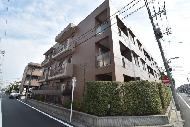 【現況写真】 | アールヴェール荻窪北 | 青空によく映える建物です。手入れの行き届いた外壁やマンション正面エントランスなど、綺麗な姿をぜひ一度、現地にてご覧ください。～即日のご見学可能～　お問合せはお気軽にどうぞ。