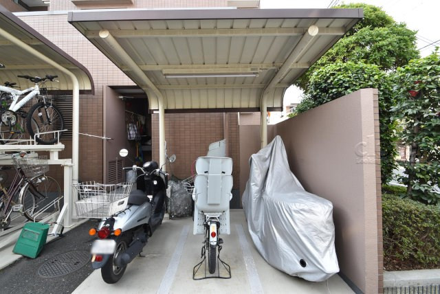 【駐車場】 | アールヴェール荻窪北 | バイク置き場。空き区画の有無や駐輪料金、サイズおよび排気量規定などについては、改めてお問い合わせください。～即日のご見学可能～　お問合せはお気軽にどうぞ。