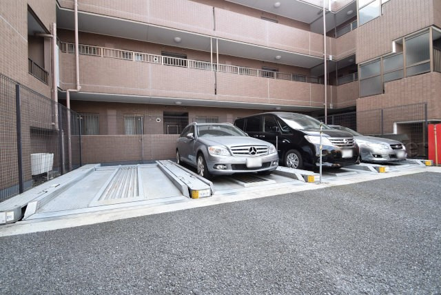 【駐車場】 | アールヴェール荻窪北 | マンションの駐車場スペース。空きの有無や駐車料金、サイズ規定などについては、改めてお問い合わせください。～即日のご見学可能～　お問合せはお気軽にどうぞ。