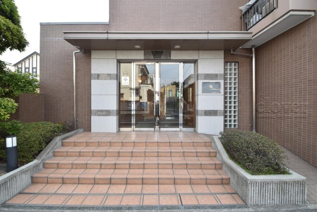 【エントランス】 | アールヴェール荻窪北 | お客様を、そして住人を出迎えてくれるマンションのエントランス。ゴミが落ちていないことからも、管理状態の良さや住民の節度の高さが見て取れます。～即日のご見学可能～　お問合せはお気軽にどうぞ。