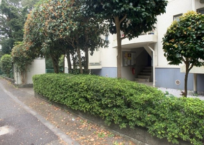 【庭】 | 東建座間ハイツ１号棟 | 物件によっては、入居者が個人的に使用できる専用庭がついているものもあります。また、住宅の中にある土間の部分を庭と呼ぶこともあります。庭の用途は住む人によって変わり、それによってデザインもさまざまです。
