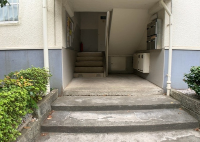 【ロビー】 | 東建座間ハイツ１号棟 | ラウンジは、マンションの共用スペースに椅子やテーブルなどを配置した利用者が寛げる空間です。屋内型ラウンジと屋外型ラウンジがあります。共用部分の管理状況と合わせて、詳細については現地でご確認ください。