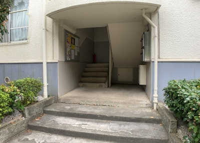 【ロビー】 | 東建座間ハイツ１号棟 | ロビーというと、エントランスと何がちがうの？と思いますよね。実はロビーとエントランスには明確な決まりはありません。物件によっては、エントランスを入って広がるある程度の広さのある空間がロビーとなります。