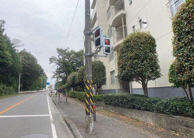 【外観】 | 東建座間ハイツ１号棟 | 隣家の土地はどうなっているのか、生活利便施設が近くにあるのか、学校まで近いかなど、お客様のライフスタイルにあわせたイメージが重要です。また、近くにあると困る施設が近くにないかも確認するといいでしょう。