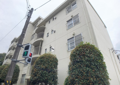 【外観】 | 東建座間ハイツ１号棟 | 眺望の良さを楽しめるダイニングキッチンで家族団らんの時間を過ごしてはいかがでしょうか。バルコニーから見える景色を家族で眺める時間は、時間が経つのを忘れてしまいそうですね。是非、現地を見に行きましょう！