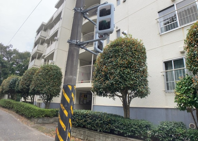 【現況写真】 | 東建座間ハイツ１号棟 | 景色重視でお家選ぶをするとスーパーが遠い！学校が遠い！など生活をするうえで利便性で困ることもあります。まず一度現地を見学する際に、周辺の施設などがあるかを確認し、暮らし始めた後のことを想像しましょう。