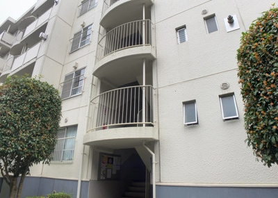 【外観】 | 東建座間ハイツ１号棟 | ＲＣ造、Reinforced Concreteは直訳すると補強されたコンクリートです。主に柱や梁・床・壁が鉄筋とコンクリートで構成おり、鉄筋を組んだ型枠にコンクリートを流し込んで固めたものを指します。