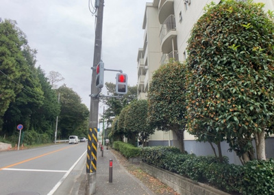 【外観】 | 東建座間ハイツ１号棟 | 外観はマンション管理がされているかの目安になります。築年数が古いと、壁面は劣化してひび割れが生じることも！建物が古びていても細かいところが修繕されていると、きちんと管理されているなぁと感じるでしょう。