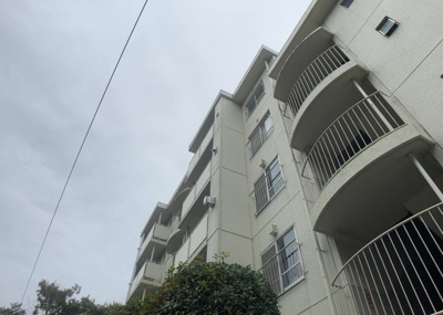 【バルコニー】 | 東建座間ハイツ１号棟 | 一般的なバルコニーは、奥行1.5ｍ程ですが、ワイルドバルコニーは2ｍまで広がっています。そのため洗濯物の間隔をあけ干すことができ、乾きやすいというメリットや、ガーデニングが楽しめる等の特徴があります。