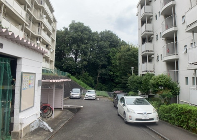 【駐輪場】 | 東建座間ハイツ１号棟 | マンションの駐輪場は、事前に空きがあるか確認を取ると安心です。せっかく入居したのに駐輪スペースがない！なんてことになったら大変ですよね。そこで、内見時や購入前にはまず事前に確認しておくと良いでしょう。