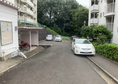 【駐車場】 | 東建座間ハイツ１号棟 | 車一台あたりに必要なスペースは、標準サイズの普通自動車で横幅2m50cm、長さ5mは必要になります。ただし、乗降のことも考慮して横幅3m30cm、長さ5m50cmほどは確保できるところを選びましょう。