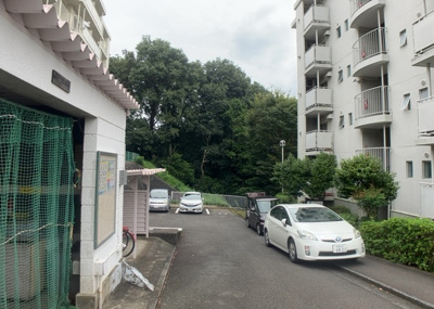 【駐車場】 | 東建座間ハイツ１号棟 | 駐車場と明記されていても、最小スペースでつくられた駐車場だと大型車は駐車できなかったり、出入りしにくくなったりする可能性があります。お車のサイズと購入したい物件の駐車場のサイズを現地で確認しましょう。