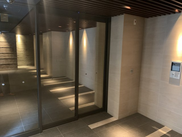 S-FORT江坂垂水町(旧：サムティ江坂Vangelo)のエントランス|落ち着いたエントランスです