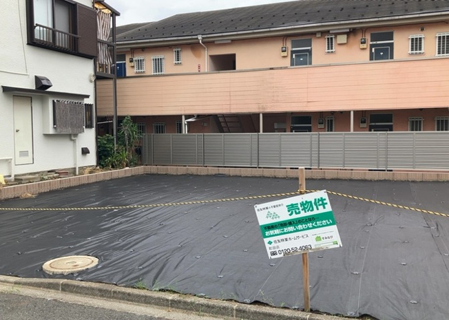 【外観】 | 土地を買う際、住む地域の自治体や福祉の補助制度にも注目してみましょう。子供や老人の医療補助やゴミ出しのルールなど、自治体によってルールに大きな違いがあるため、暮らしやすい土地で判断するとよいでしょう。