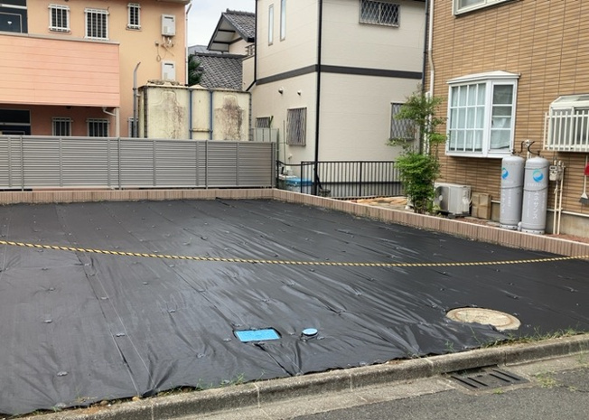 【外観】 | 土地の前の道路に消火栓が設置されていることがあります。この場合、道路交通法第45条第1項により、駐車禁止の場所が指定されています。そのため、車庫などの駐車スペースをつくることができない場合があります。