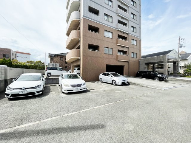 クレアコートガーデンタワーの駐車場