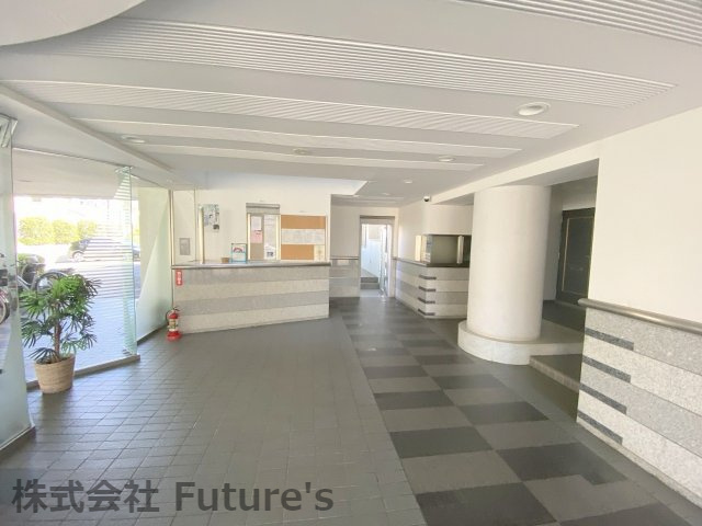 サーパス三郷のエントランス|エントランス内の写真です