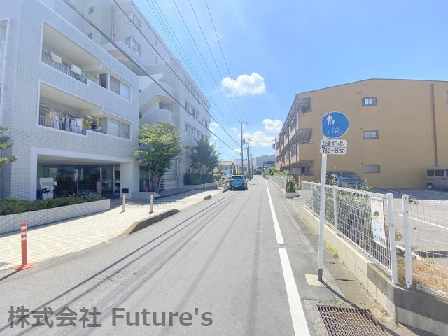 サーパス三郷のその他|前面道路含む現地写真です。