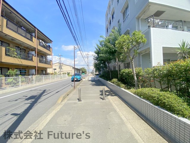 サーパス三郷のその他|前面道路含む現地写真です。