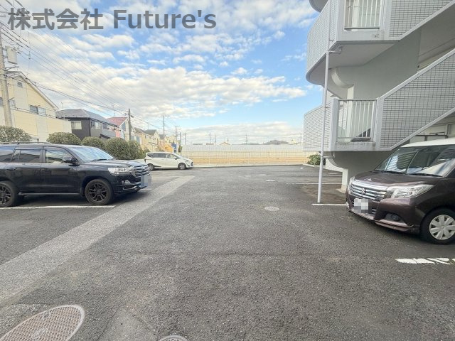 サーパス三郷の駐車場|敷地内駐車場（要空き・料金確認）