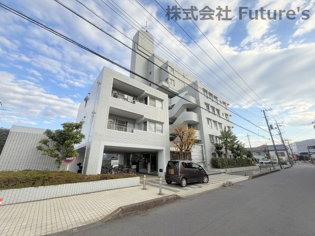 サーパス三郷の外観|閑静な住宅街に位置する日当たり・風通し良好なリフォーム中古マンション出ました！