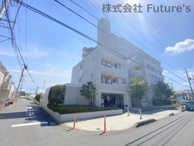 サーパス三郷の外観|角地につき日当たり良好な立地