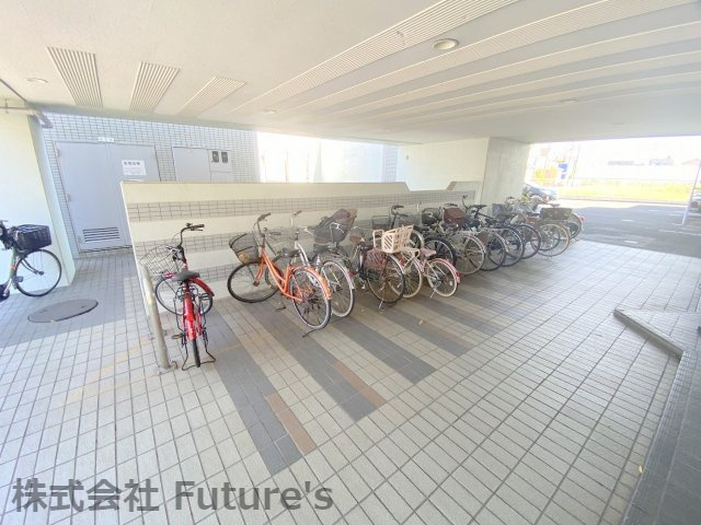 サーパス三郷の駐輪場|屋根付き駐輪場（要空き・料金確認）