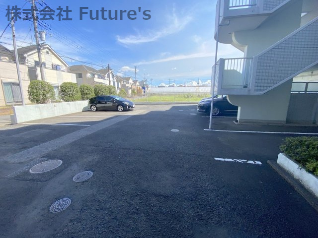 サーパス三郷の駐車場|敷地内駐車場（要空き・料金確認）