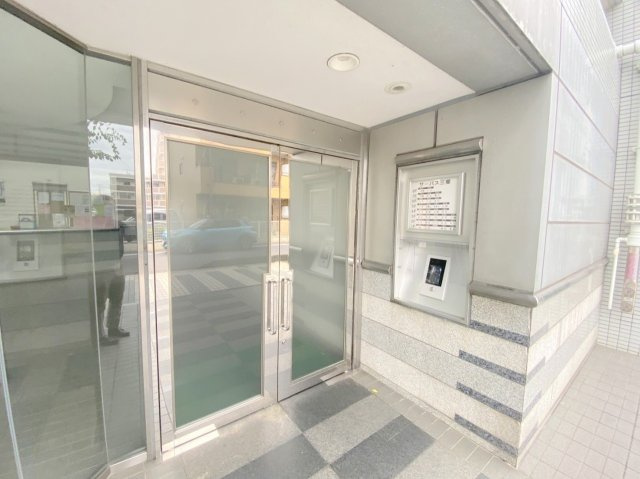 サーパス三郷のエントランス|マンションのエントランスです