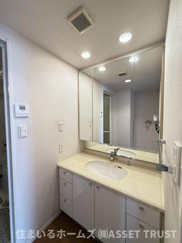 ビラハイツ参宮橋の独立洗面台|洗面台には収納付き三面鏡を設置