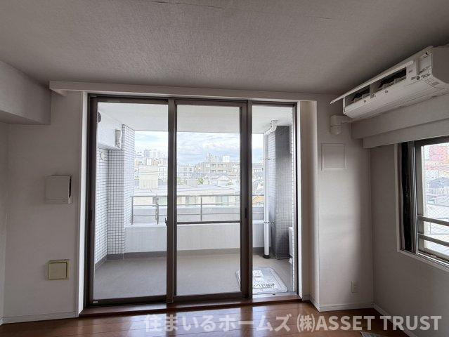 ビラハイツ参宮橋の居間・リビング|リビング・ダイニングには2.4ｍのハイサッシュを採用