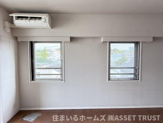 ビラハイツ参宮橋の居間・リビング|リビング・ダイニングの東面の窓