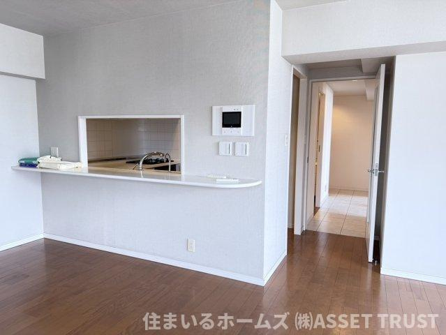 ビラハイツ参宮橋の居間・リビング|カウンターキッチン