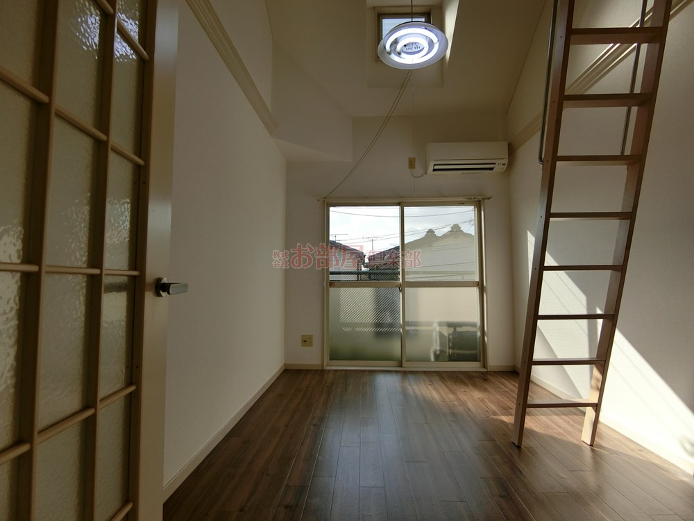 レジデンス津福本町Ⅱの居間・リビング