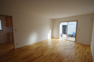 【居間・リビング】 | 【仲介手数料無料！！】国立市西1丁目　新築戸建て（全7区画）D号棟　6380万円 | 天然の無垢材が使用されています。